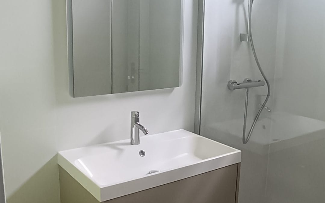 Rénovation complète d&rsquo;une salle de bain : simplicité, confort et modernité