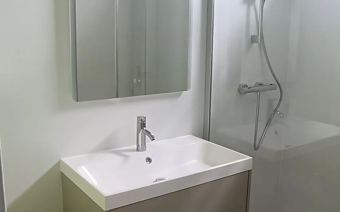 Rénovation complète d&rsquo;une salle de bain : simplicité, confort et modernité